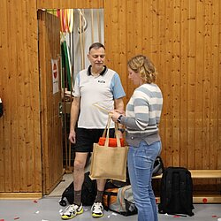 Mit Konfetti-Bombe und kleinen Geschenken bedankte sich Vanessa Pein (KSB Celle) beim Vereinshelden Detlef Prinz 
